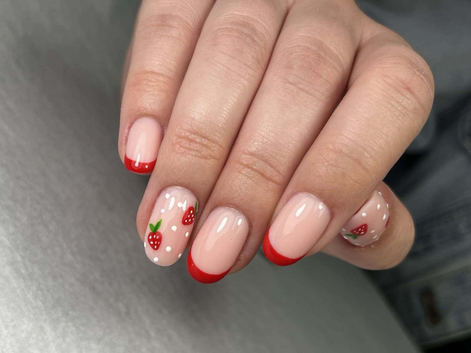 French manicure z truskawkami - stylizacja paznokci Szczecin