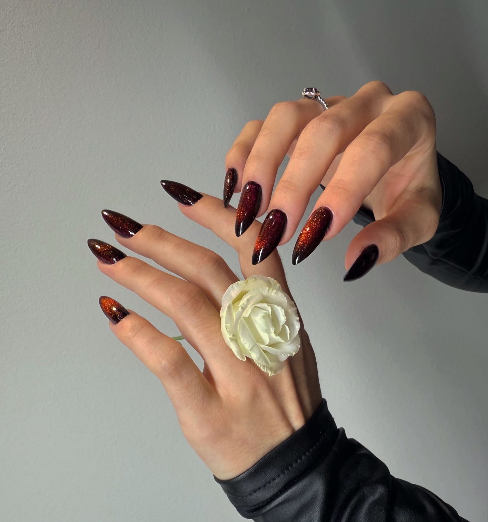 Ciemne brokatowe paznokcie żelowe stiletto - Marsi Studio Szczecin